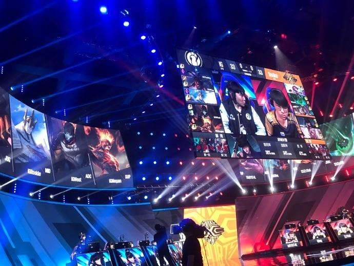 電子競技應(yīng)用液晶拼接大屏幕，開啟大銀幕新時(shí)代