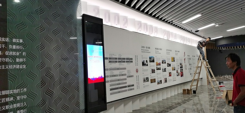 中億?；?dòng)滑軌屏為重慶市輕工業(yè)學(xué)校打造智慧校園