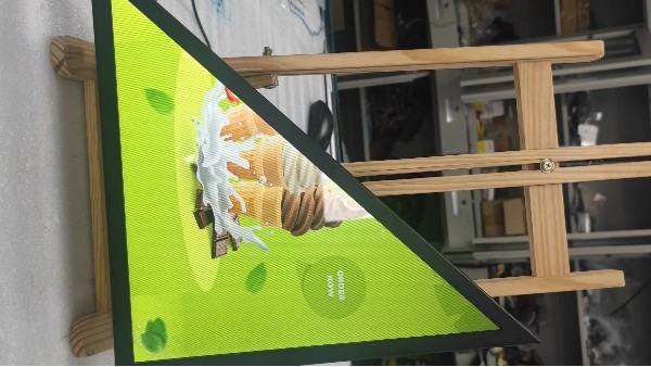 揭秘異形廣告機(jī)：革新傳播的5大特征！