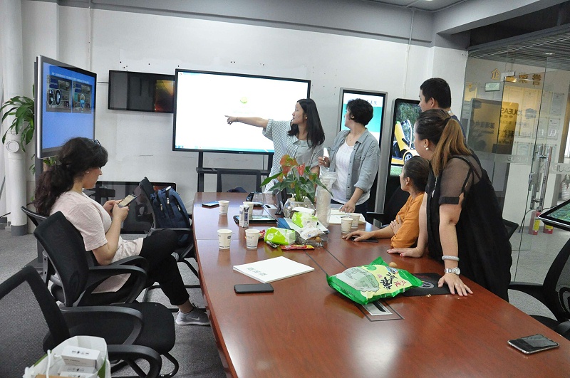 深圳中億?？萍紵崃覛g迎迪拜客戶蒞臨我司參觀考察